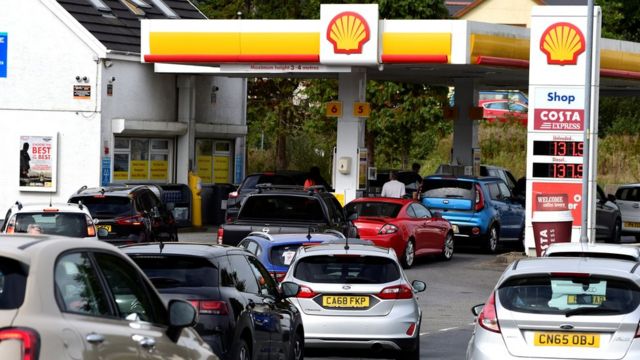 Escasez de combustible en Reino Unido genera grandes filas en gasolineras escasez-de-combustible-en-reino-unido-genera-grandes-filas-en-gasolineras